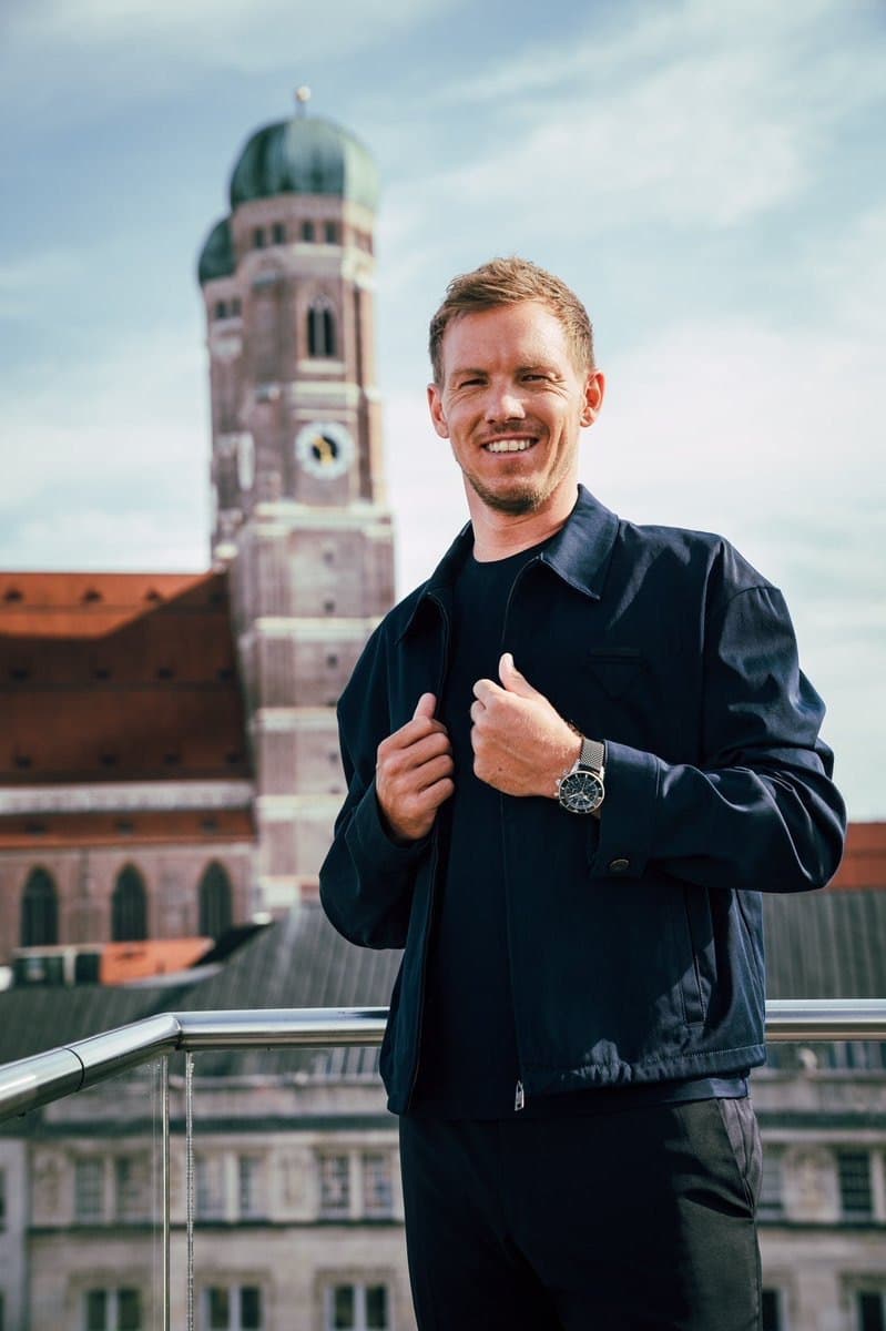 Julian Nagelsmann mit Breitling-Uhr auf einer Dachterrasse vor der Münchner Frauenkirche