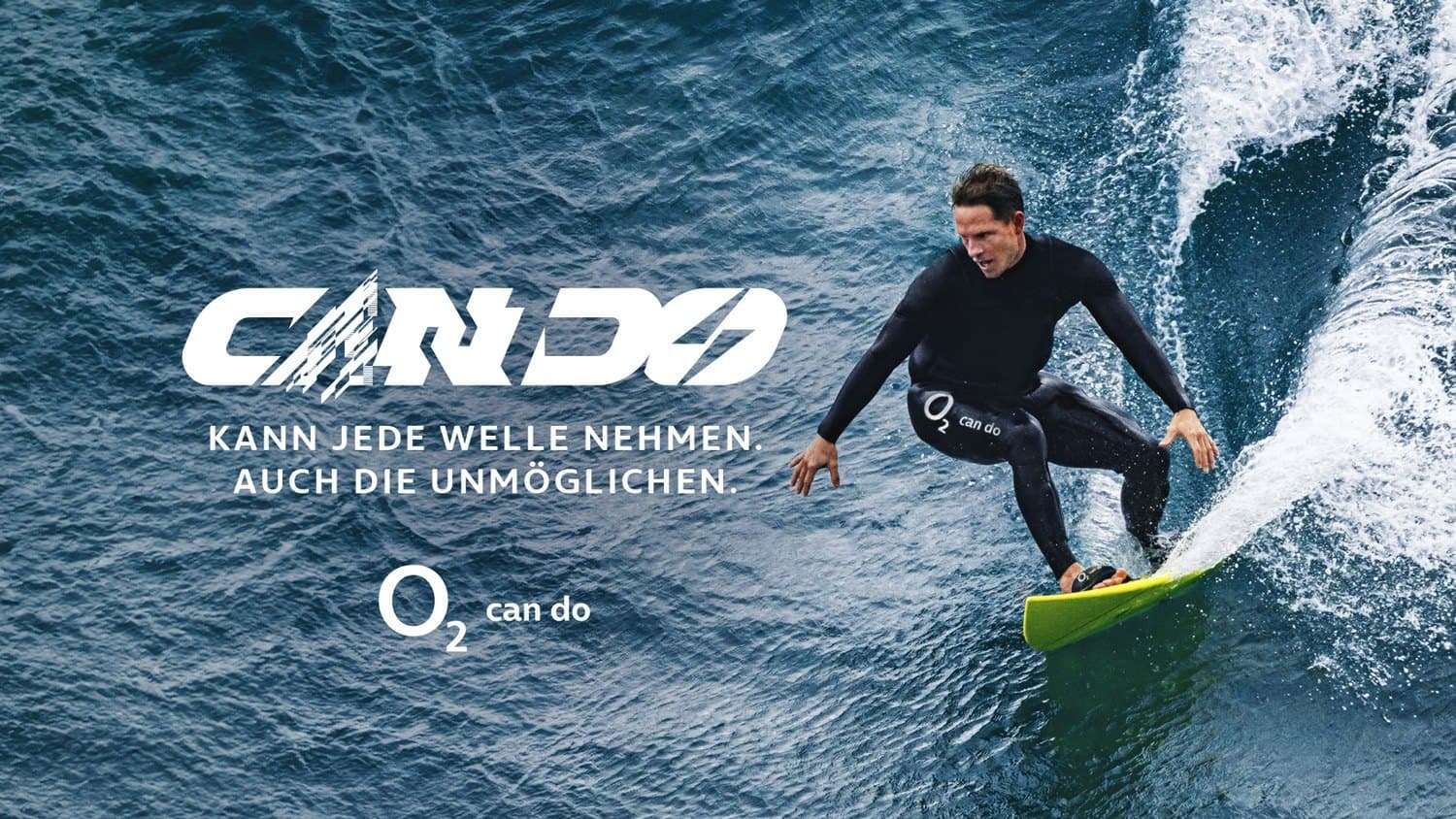 Sebastian Steudtner surft eine Welle im O2-Kampagnenmotiv „can do“