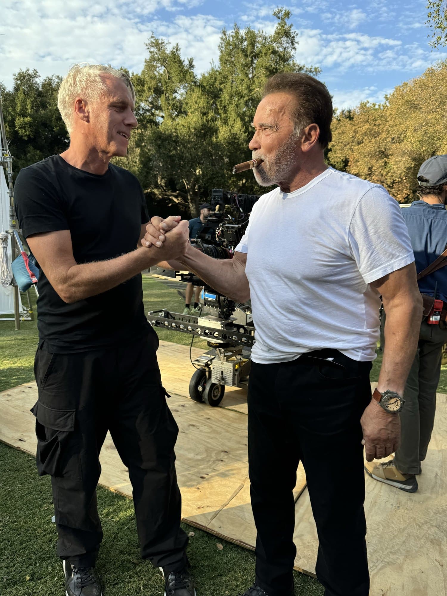 Tom Junkersdorf und Arnold Schwarzenegger reichen sich am Filmset die Hand